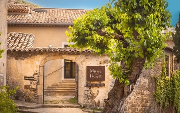 Visite guidée d'une exposition sur l'histoire et la mémoire du protestantisme en Cévennes