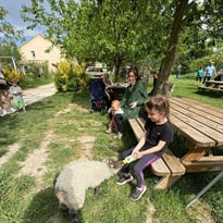 Découverte du mas de la Gallinière : visite de la ferme et atelier fabrication du beurre.