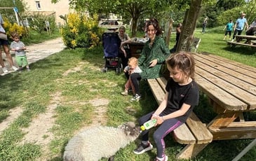 Découverte du mas de la Gallinière : visite de la ferme et atelier fabrication du beurre.