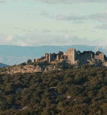 Randonnée patrimoniale entre le Castellas de Bouquet et le Castrum d'Allegre avec visite des 2 châteaux