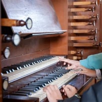 Découvrez les coulisses de l'orgue du temple et sa sensibilité aux changements climatiques